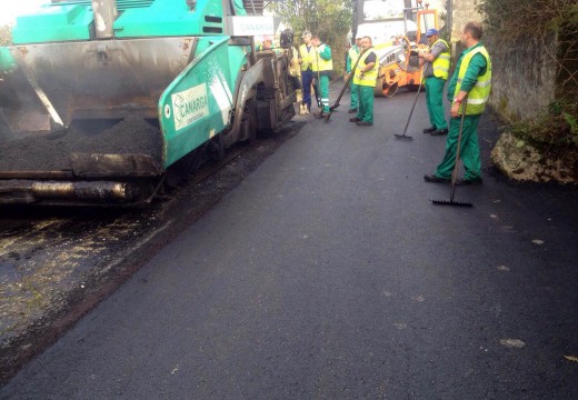 En marcha os traballos para pavimentar tres rúas da localidade de Palmeira